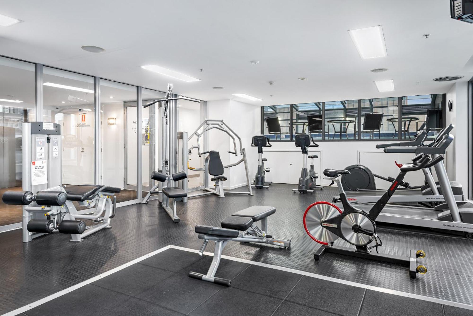 Central 2-Bed Apartment With Parking, Pool And Gym メルボルン エクステリア 写真