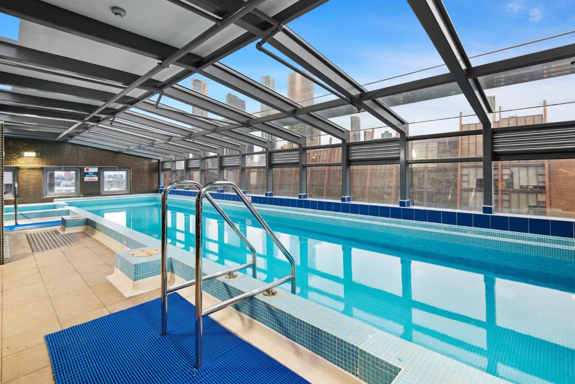 Central 2-Bed Apartment With Parking, Pool And Gym メルボルン エクステリア 写真